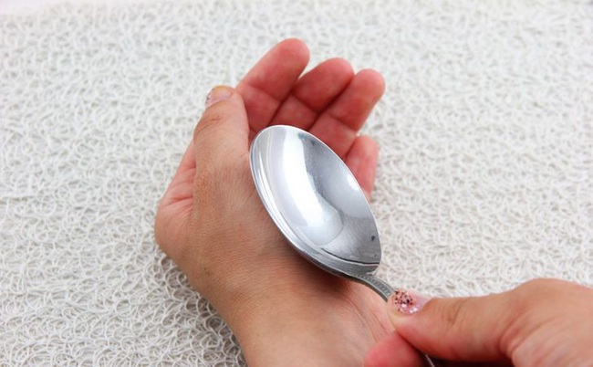 Đ&aacute;nh bay vết muỗi đốt tức th&igrave; chỉ bằng một chiếc th&igrave;a - Ảnh 3.