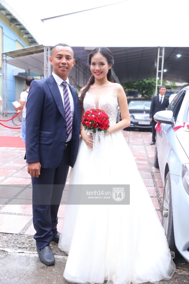 Kh&aacute;nh Thi một m&igrave;nh đến ch&uacute;c mừng đ&aacute;m cưới t&igrave;nh cũ Ch&iacute; Anh - Ảnh 3.