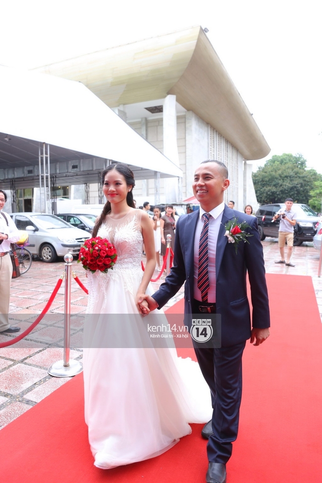 Kh&aacute;nh Thi một m&igrave;nh đến ch&uacute;c mừng đ&aacute;m cưới t&igrave;nh cũ Ch&iacute; Anh - Ảnh 4.