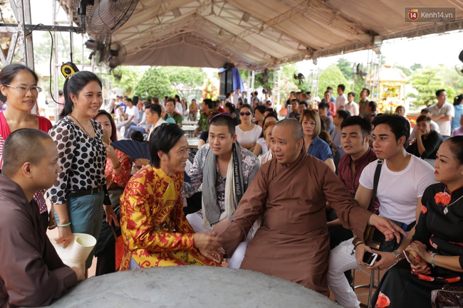 Các nghệ sĩ Việt đến thăm đền thờ Tổ trị giá 100 tỷ của Hoài Linh - Ảnh 1.