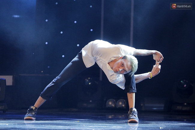 Got Talent: Nổi gai ốc với tiết mục bẻ cổ ngược ra sau lưng - Ảnh 2.