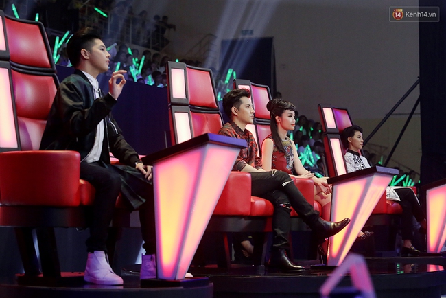 The Voice Kids: Đông Nhi khóc nức nở vì học trò gặp áp lực, Noo đội nón lá lên sân khấu - Ảnh 2.