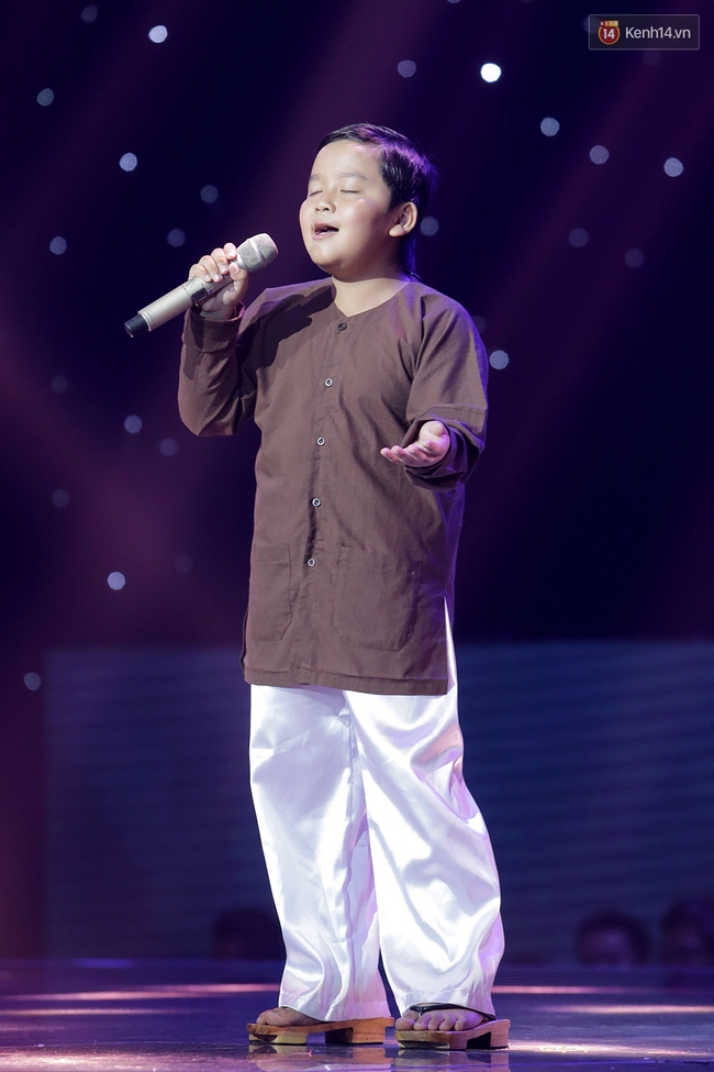 The Voice Kids: Đông Nhi khóc nức nở vì học trò gặp áp lực, Noo đội nón lá lên sân khấu - Ảnh 26.