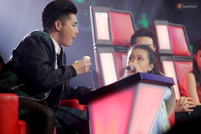 The Voice Kids: Đông Nhi khóc nức nở vì học trò gặp áp lực, Noo đội nón lá lên sân khấu - Ảnh 13.