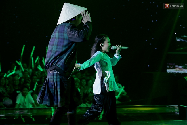 The Voice Kids: Đông Nhi khóc nức nở vì học trò gặp áp lực, Noo đội nón lá lên sân khấu - Ảnh 14.