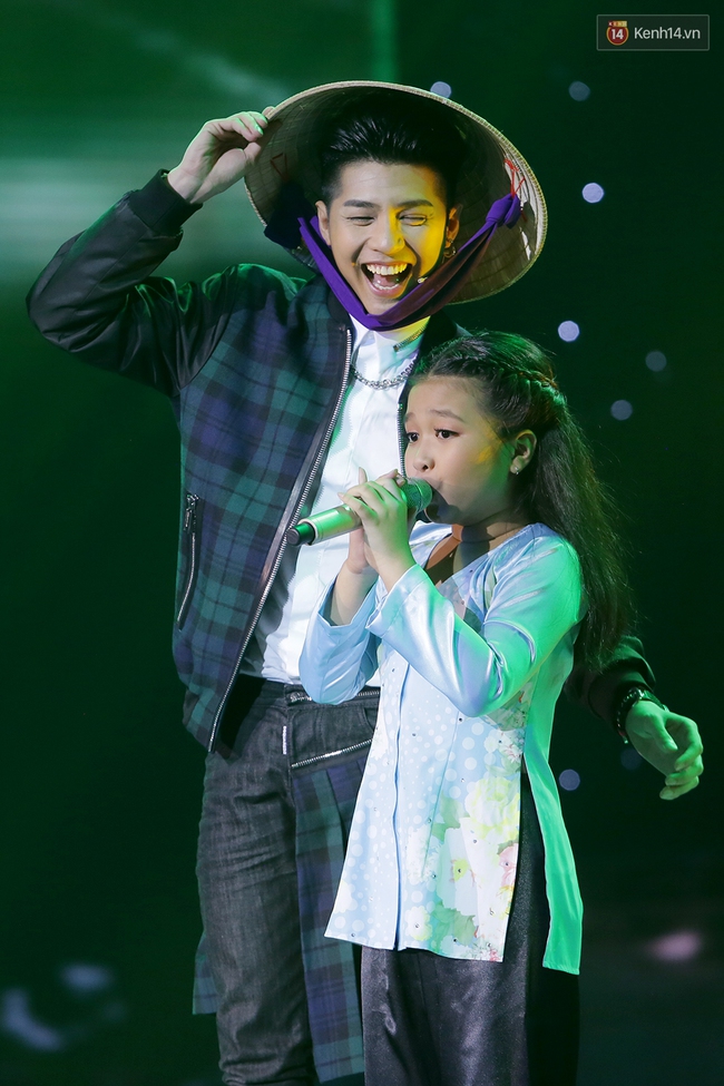 The Voice Kids: Đông Nhi khóc nức nở vì học trò gặp áp lực, Noo đội nón lá lên sân khấu - Ảnh 15.