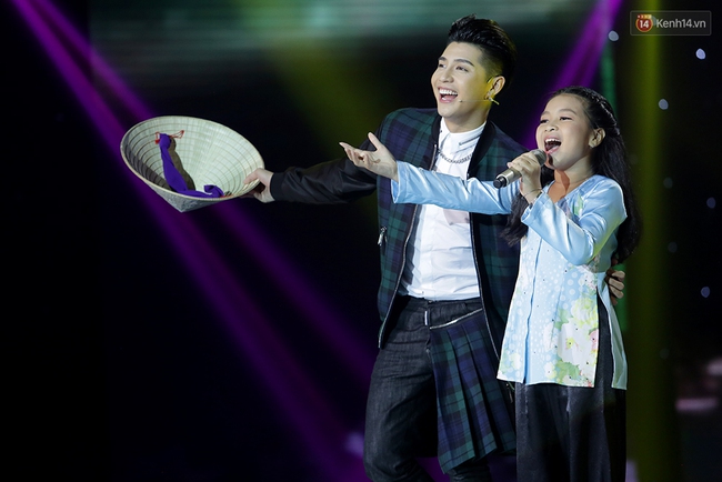 The Voice Kids: Đông Nhi khóc nức nở vì học trò gặp áp lực, Noo đội nón lá lên sân khấu - Ảnh 16.