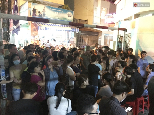 Người dân hung hăng, đòi phá hàng rào để vào xem đêm nhạc trong lễ viếng Minh Thuận - Ảnh 2.