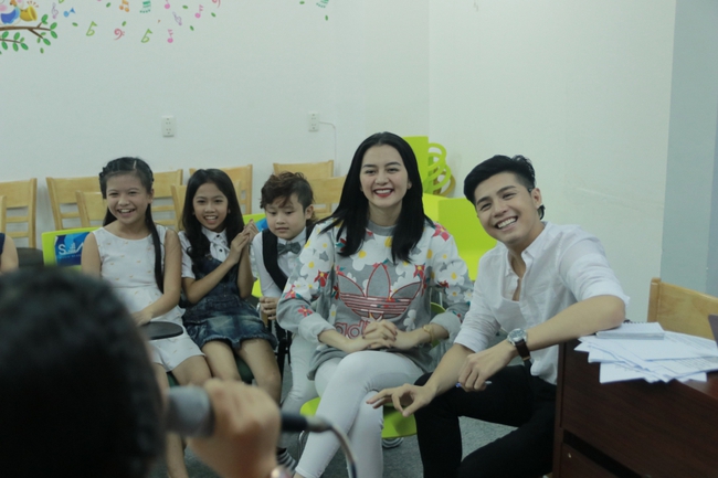 Noo Phước Thịnh dẫn đàn con nhỏ đi học hát với Thiều Bảo Trang, vui chơi Trung thu - Ảnh 5.