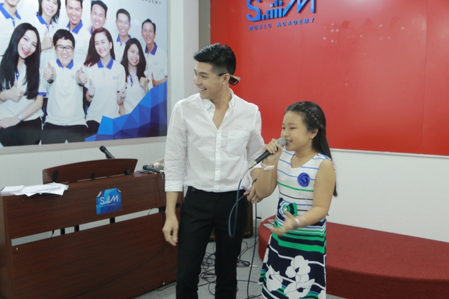 Noo Phước Thịnh dẫn đàn con nhỏ đi học hát với Thiều Bảo Trang, vui chơi Trung thu - Ảnh 4.
