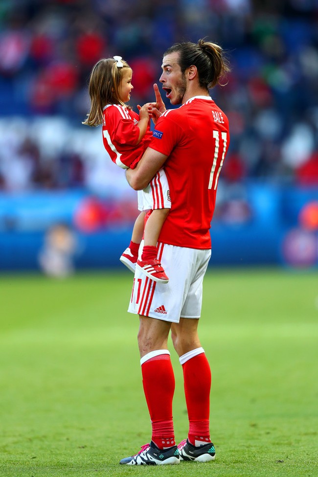 Khoảnh khắc siêu dễ thương của Gareth Bale và cô công chúa nhỏ Alba Violet - Ảnh 3.