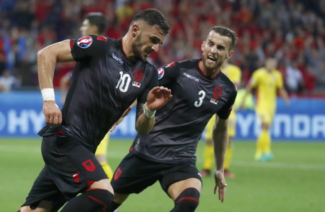 ​Quật ng&atilde; Romania, Albania nu&ocirc;i tiếp hy vọng - Ảnh 1.