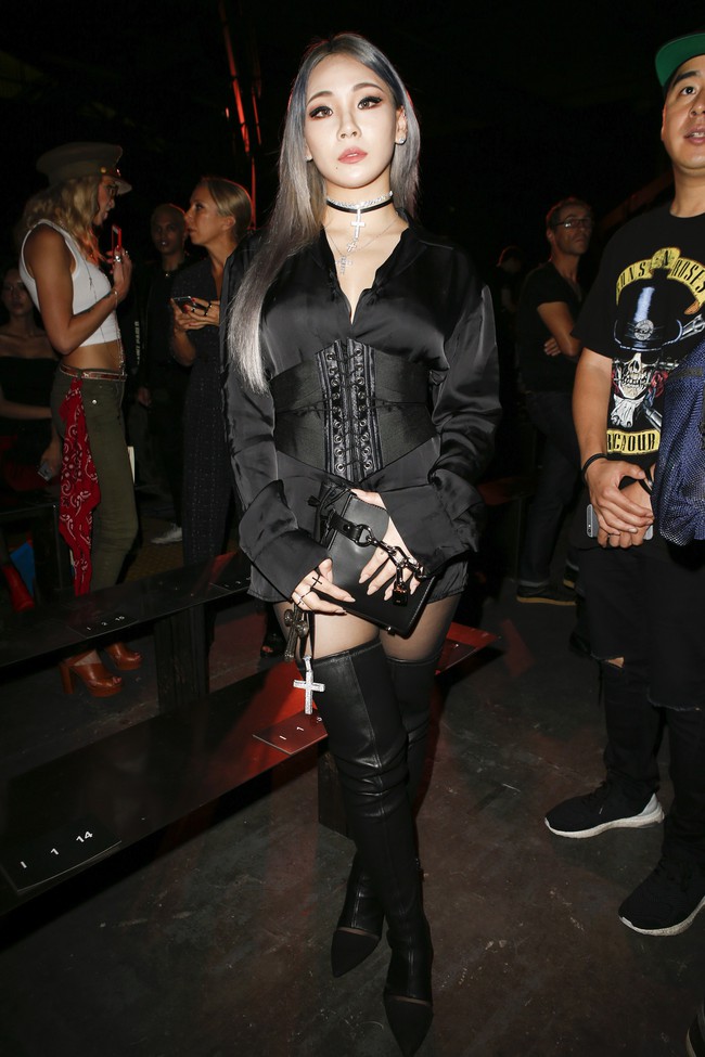 CL mặt kh&ocirc;ng cảm x&uacute;c, Kylie Jenner lại vui tươi tại show Alexander Wang - Ảnh 1.