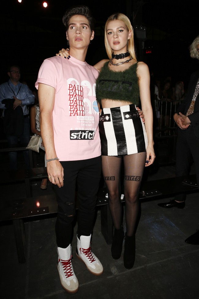 CL mặt kh&ocirc;ng cảm x&uacute;c, Kylie Jenner lại vui tươi tại show Alexander Wang - Ảnh 7.