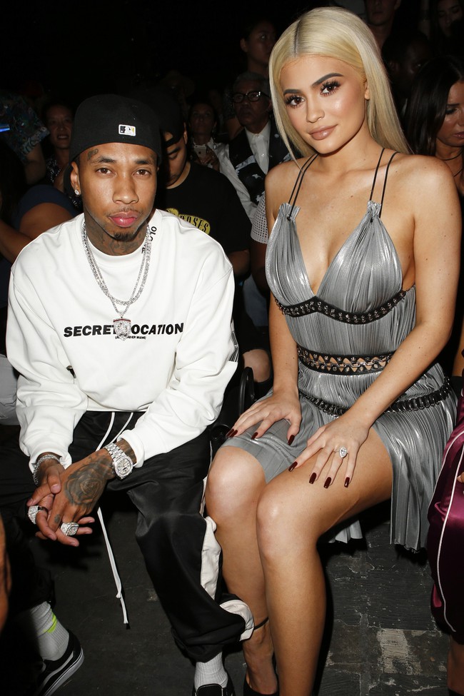 CL mặt kh&ocirc;ng cảm x&uacute;c, Kylie Jenner lại vui tươi tại show Alexander Wang - Ảnh 4.
