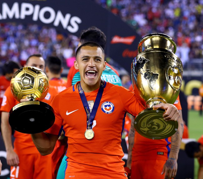 Chân trái Alexis Sanchez sưng phồng kinh dị sau cú đạp của đối thủ - Ảnh 4.