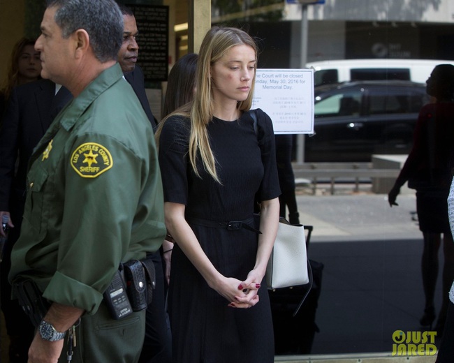 Các sao tranh cãi ầm ĩ: Người tin Amber Heard bị đánh, người bảo vệ Johnny Depp - Ảnh 1.