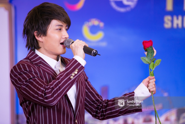 Ch&agrave;ng Man (T&igrave;nh y&ecirc;u kh&ocirc;ng c&oacute; lỗi) chụp ảnh trong v&ograve;ng v&acirc;y fan Việt - Ảnh 1.