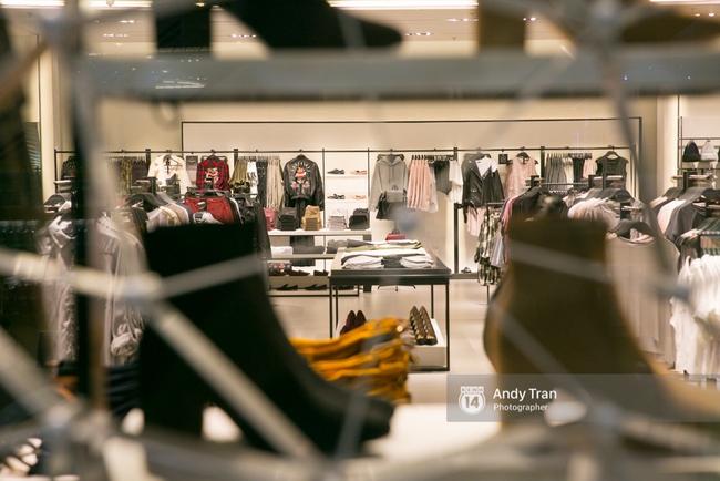 Ch&ugrave;m ảnh: Store Zara ở S&agrave;i G&ograve;n đ&atilde; sẵn s&agrave;ng cho s&aacute;ng mai khai trương ch&iacute;nh thức! - Ảnh 4.