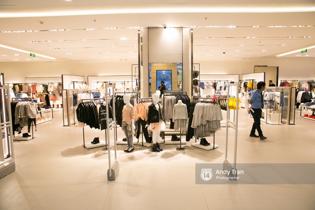 Chùm ảnh: Store Zara ở Sài Gòn đã sẵn sàng cho sáng mai khai trương chính thức! - Ảnh 9.