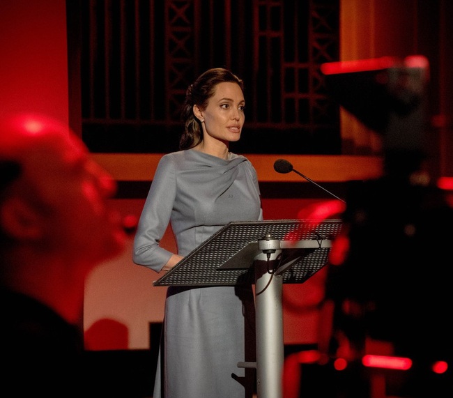 Angelina Jolie xuất hiện hốc hác, gầy gò sau tin đồn hôn nhân rạn nứt - Ảnh 2.