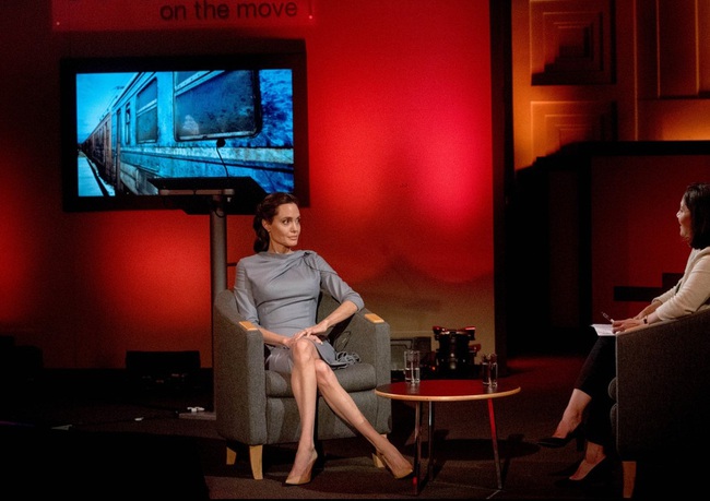 Angelina Jolie xuất hiện hốc h&aacute;c, gầy g&ograve; sau tin đồn h&ocirc;n nh&acirc;n rạn nứt - Ảnh 3.