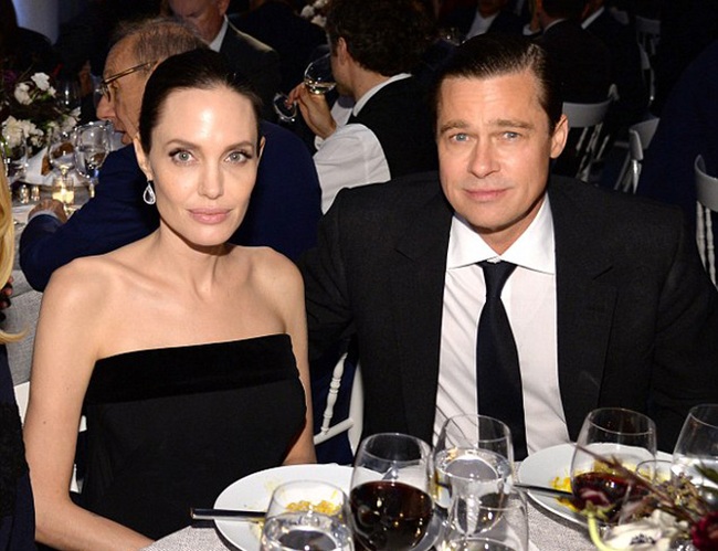 Brad Pitt - Angelina Jolie bị nghiện tiêm botox, filler để níu kéo tuổi xuân? - Ảnh 1.