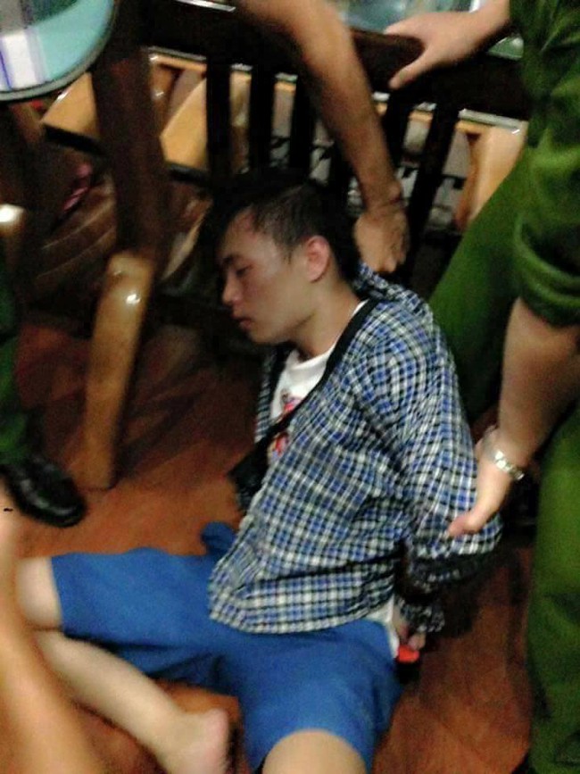 Ph&aacute;t hiện thanh ni&ecirc;n lạ mặt v&agrave;o nh&agrave; khống chế bố mẹ, b&eacute; g&aacute;i nhanh tr&iacute; lẻn ra ngo&agrave;i k&ecirc;u cứu - Ảnh 1.
