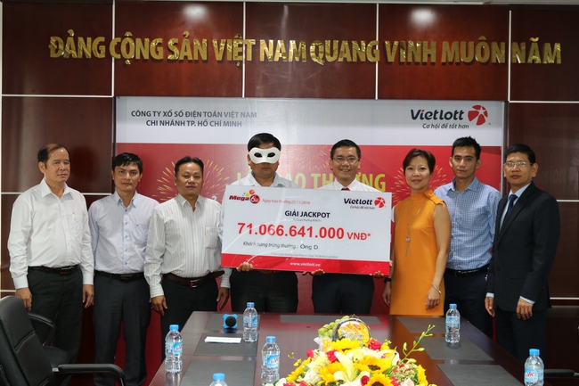 Người thứ 3 tr&uacute;ng giải Vietlott trị gi&aacute; 71 tỉ đồng đ&atilde; đeo mặt nạ đến nhận thưởng - Ảnh 2.