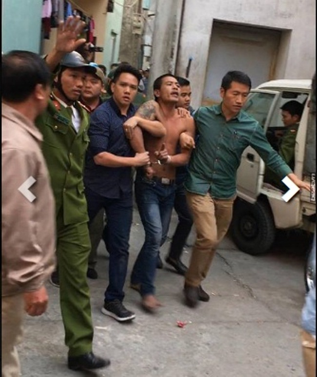 H&agrave; Nội: Nam thanh ni&ecirc;n nghi ng&aacute;o đ&aacute; đập ph&aacute; nghĩa trang, ch&eacute;m bị thương c&ocirc;ng an rồi cố thủ trong nh&agrave; - Ảnh 1.