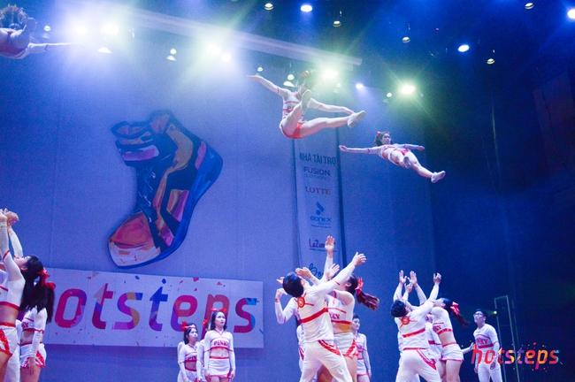 Xem lại những m&agrave;n nhảy cực kỳ ho&agrave;nh tr&aacute;ng v&agrave; c&ocirc;ng phu của Hotsteps 2016 - Ảnh 9.