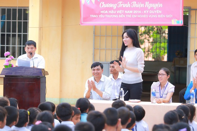 Hoa hậu Kỳ Duy&ecirc;n chạy xe m&aacute;y đi trao qu&agrave; cho b&agrave; con ngh&egrave;o ở bi&ecirc;n giới - Ảnh 8.