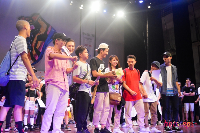 Xem lại những m&agrave;n nhảy cực kỳ ho&agrave;nh tr&aacute;ng v&agrave; c&ocirc;ng phu của Hotsteps 2016 - Ảnh 14.