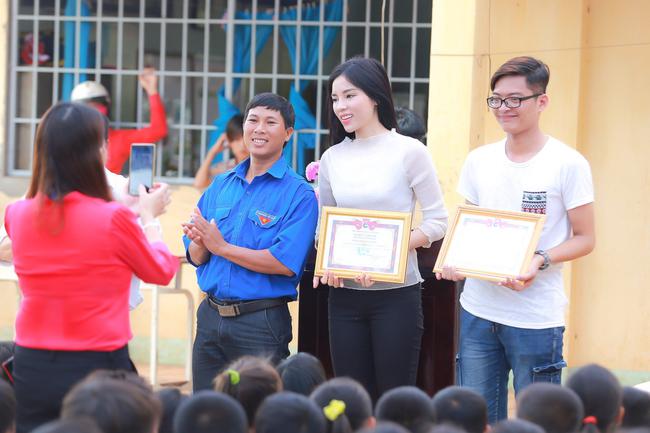 Hoa hậu Kỳ Duy&ecirc;n chạy xe m&aacute;y đi trao qu&agrave; cho b&agrave; con ngh&egrave;o ở bi&ecirc;n giới - Ảnh 9.