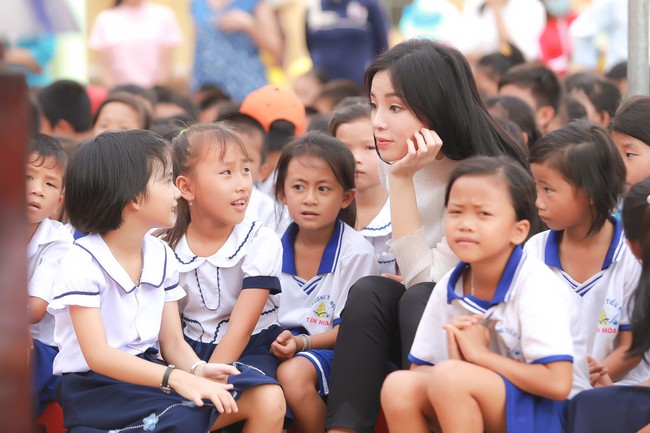 Hoa hậu Kỳ Duy&ecirc;n chạy xe m&aacute;y đi trao qu&agrave; cho b&agrave; con ngh&egrave;o ở bi&ecirc;n giới - Ảnh 10.