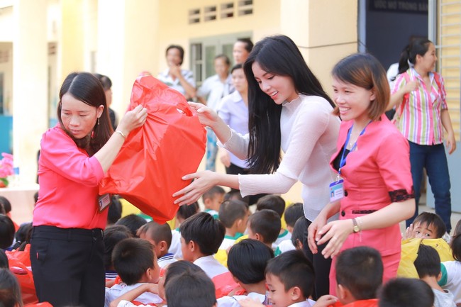 Hoa hậu Kỳ Duyên chạy xe máy đi trao quà cho bà con nghèo ở biên giới - Ảnh 11.