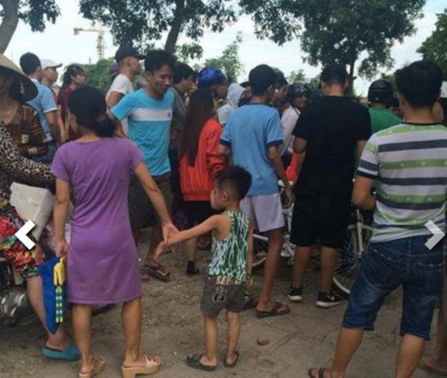 H&agrave; Nội: Người đ&agrave;n &ocirc;ng kề dao v&agrave;o cổ người phụ nữ, bị người d&acirc;n lao v&agrave;o đ&aacute;nh nhập viện - Ảnh 2.