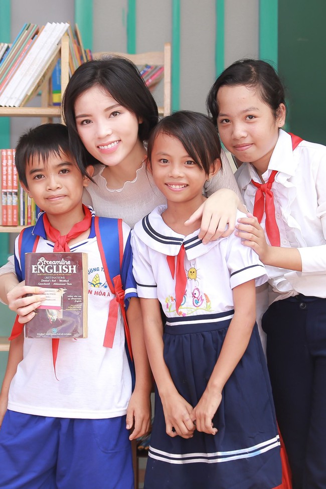 Hoa hậu Kỳ Duy&ecirc;n chạy xe m&aacute;y đi trao qu&agrave; cho b&agrave; con ngh&egrave;o ở bi&ecirc;n giới - Ảnh 12.