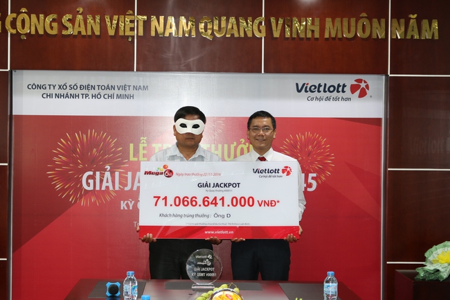 Người thứ 3 tr&uacute;ng giải Vietlott trị gi&aacute; 71 tỉ đồng đ&atilde; đeo mặt nạ đến nhận thưởng - Ảnh 1.