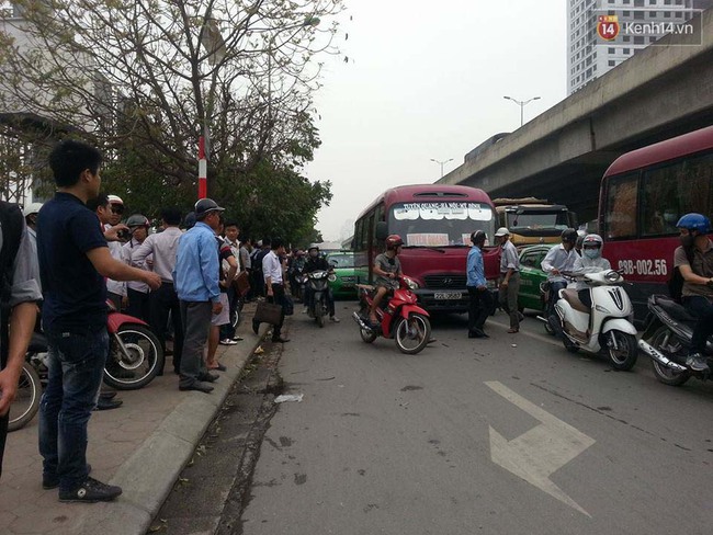 Hà Nội: Cô gái trẻ bị xe tải cán chết thương tâm trên đường Phạm Hùng - Ảnh 2.