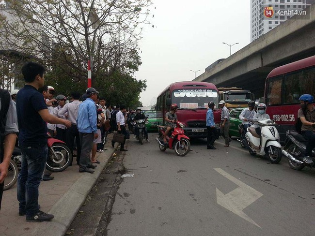 H&agrave; Nội: C&ocirc; g&aacute;i trẻ bị xe tải c&aacute;n chết thương t&acirc;m tr&ecirc;n đường Phạm H&ugrave;ng - Ảnh 2.
