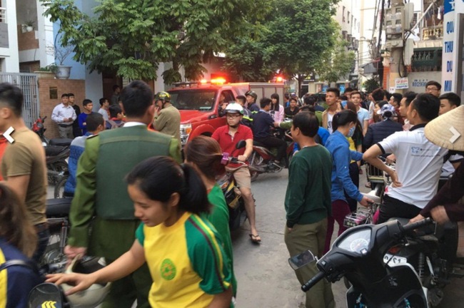 Hà Nội: Nam thanh niên nghi ngáo đá đập phá nghĩa trang, chém bị thương công an rồi cố thủ trong nhà - Ảnh 2.