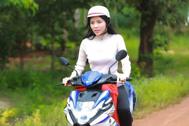 Hoa hậu Kỳ Duy&ecirc;n chạy xe m&aacute;y đi trao qu&agrave; cho b&agrave; con ngh&egrave;o ở bi&ecirc;n giới - Ảnh 2.