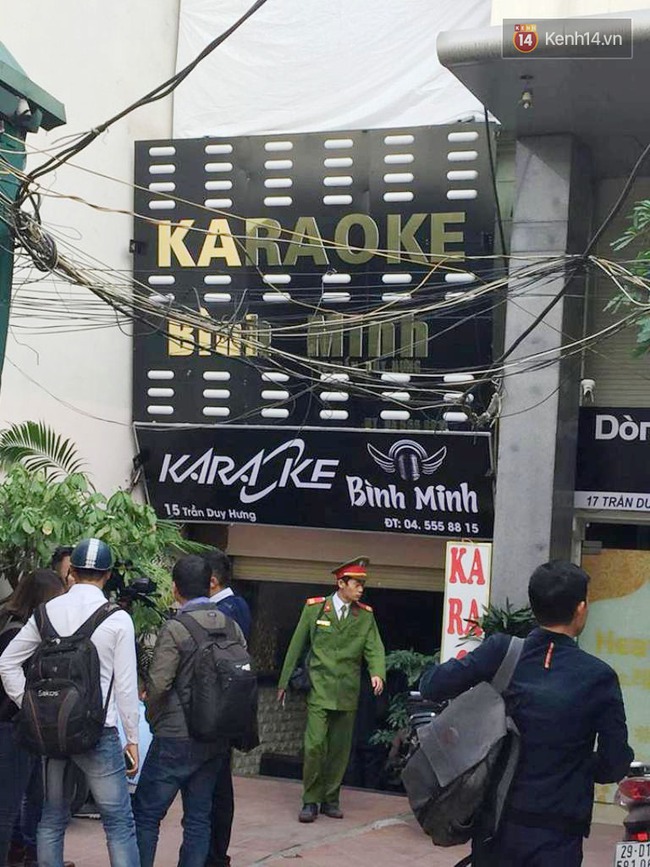 Loạt biển quảng cáo “khủng” hàng trăm triệu ở quán karaoke phải tháo dỡ sau vụ hỏa hoạn 13 người chết - Ảnh 2.