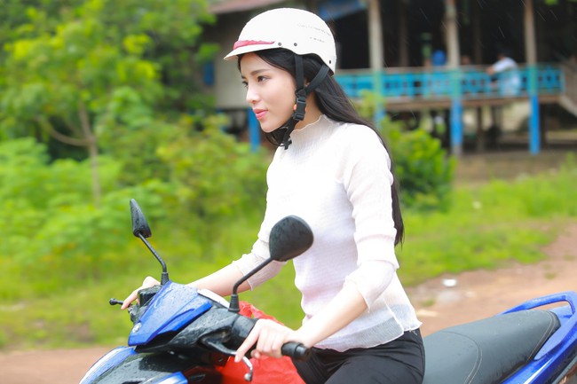 Hoa hậu Kỳ Duy&ecirc;n chạy xe m&aacute;y đi trao qu&agrave; cho b&agrave; con ngh&egrave;o ở bi&ecirc;n giới - Ảnh 1.