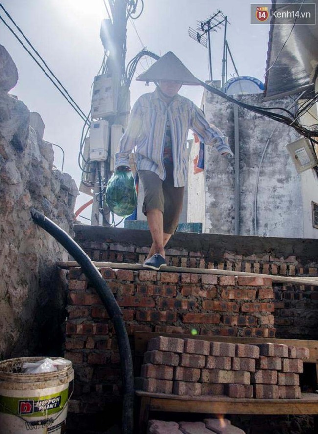 Chuyện lạ: Nh&agrave; biến th&agrave;nh hầm chui tr&ecirc;n đường 2 tỷ đồng/m ở H&agrave; Nội - Ảnh 9.