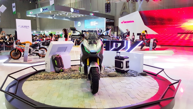Yamaha vừa giới thiệu mẫu xe tay ga concept cực kỳ kh&aacute;c biệt, thiết kế qu&aacute; sức độc đ&aacute;o - Ảnh 16.
