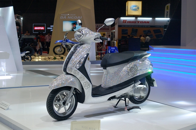 Yamaha vừa giới thiệu mẫu xe tay ga concept cực kỳ kh&aacute;c biệt, thiết kế qu&aacute; sức độc đ&aacute;o - Ảnh 1.