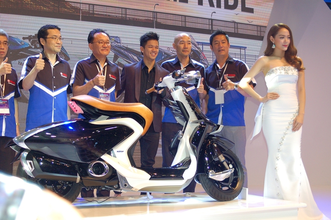 Yamaha vừa giới thiệu mẫu xe tay ga concept cực kỳ kh&aacute;c biệt, thiết kế qu&aacute; sức độc đ&aacute;o - Ảnh 2.