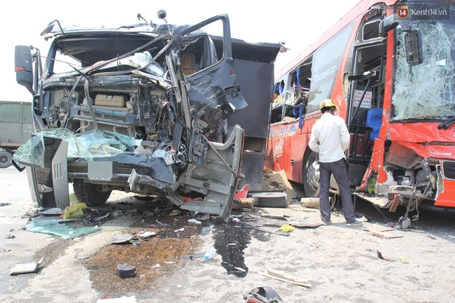 Nghệ An: Xe tải tông thẳng xe khách, 6 người nhập viện cấp cứu - Ảnh 1.